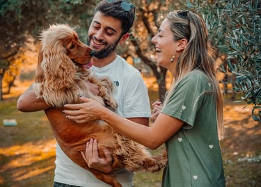 ragazzo e ragazza che tengono in braccio il loro cane