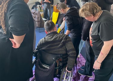 vier bis fünf Personen sind mit Rückenansicht zu sehen .Sie Fixieren alle eine Situation.