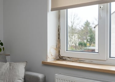 Humedad por filtración alrededor de ventana interior con manchas en pared