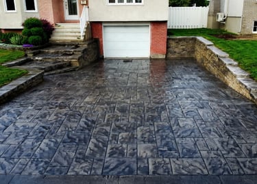 Entrée de dalles imbriquées avec murs de retenue et escaliers par M2 Paysage