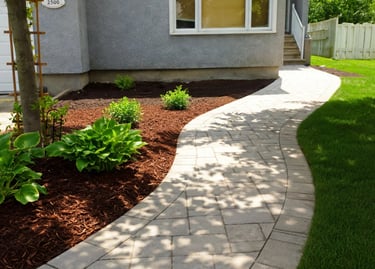 allée dalles courbée avec platebande luxuriante et hostas réalisée par M2 Paysage