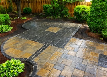 Terrasse courbée en pavés multicolores avec bordure contrastante réalisée par M2 Paysage