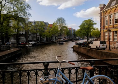 Amsterdam vista de rio desde puente con una bicicleta al frente