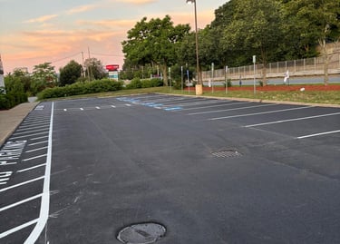 Área industrial com pintura e sinalização de segurança