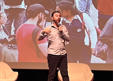 Cleidson Gonçalves em uma palestra sobre menos correria, mais aprendizagem