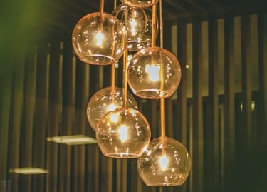 Installation de luminaires encastrés et systèmes d'éclairage design pour projets de rénovation.