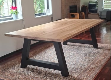 Grande table de réunion en chêne massif avec pieds en A métal anthracite, idéale pour salle de réuni