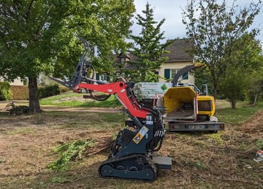 broyeur de branche et MicroBull sur chantier d'élagage