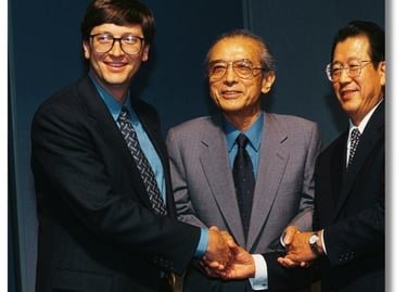 O presidente da Nintendo, Hiroshi Yamauchi, aperta as mãos do CEO da Microsoft, Bill Gates,