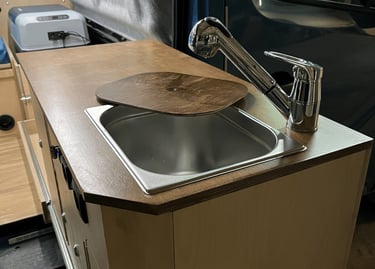 Mitigeur sur meuble cuisine avec évier