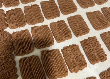 製作花紋曲奇餅， 剛剛出爐的曲奇餅放置在焗盆上