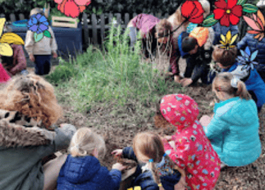 enfants créant un potager pédagogique dans un cadre ludique et interactif