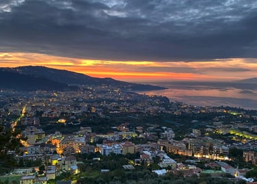 sunset-sorrento-edifici-nuvole-montagne-mare-colori