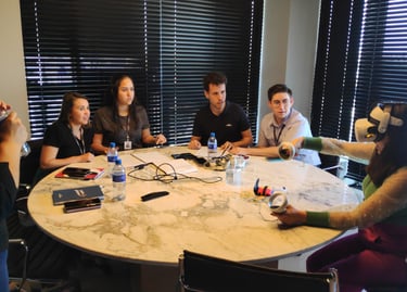 "pessoas ultilizando VR para Integração e dinâmica de Grupo"  