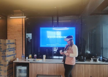"pessoas ultilizando VR para Integração e dinâmica de Grupo"  