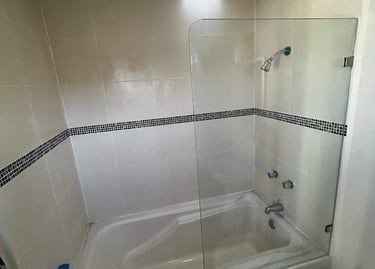 Diseño de interiores: Cancel de baño minimalista en Zapopan