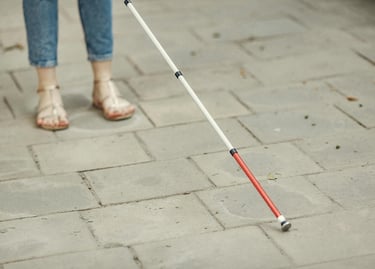 persona ipovedente con bastone (foto pexels)