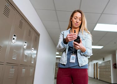 Coordinadora en instalaciones educativas encendiendo su radio PoC Motorola