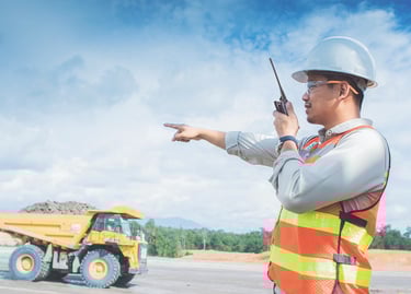 Ingeniero de Mina dirigiendo trafico de acarreo con radio PoC
