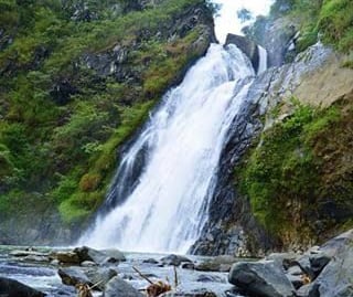Kolam alami Curug Barong dengan air jernih dan formasi bebatuan tebing yang asri, destinasi trekking populer di gugusan Curug