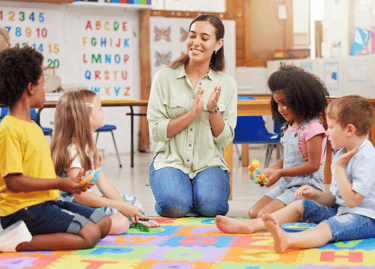 Sala de aula inclusiva com professor e alunos diversos aprendendo juntos.