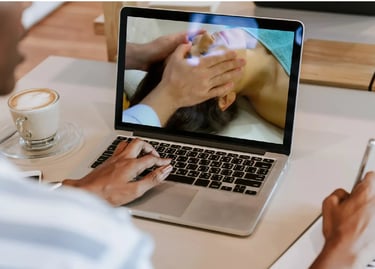 Personne regardant une vidéo de massage du visage sur un ordinateur portable.