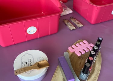 ספא לילדות ליום הולדת בבית – עמדות פדיקור ורודות עם גיגיות וכיסאות למסיבת ספא מושלמת לילדות