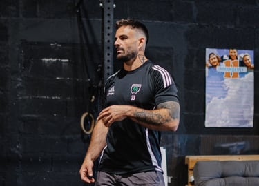 Coach de sport, présentant un cours de sport pour 10 personnes avec un discours bienveillant et pédagogique, dans une salle d