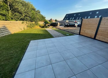 Een tuin waar Betsema Bestrating een strak terras heeft gelegd.