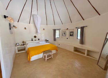 Vue intérieure d'une chambre classique du boutique hotel Maison Fimela situé dans le Sine Saloum
