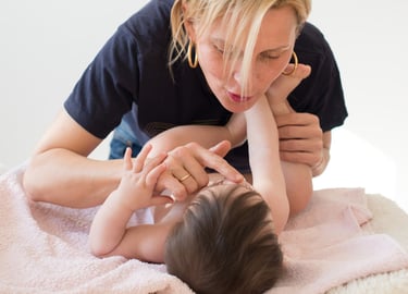 Massage bébé doux pour apaiser, renforcer le lien et favoriser le bien-être dès la naissance.