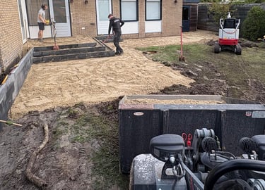 Betsema Bestrating aan bezig met grondwerk in een tuin.