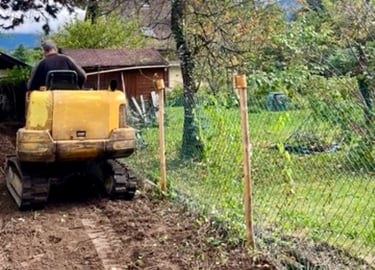 Pelle mécanique en train de niveler un terrain à Doussard, terrassement au bout du lac d’Annecy