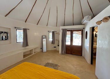 Vue intérieure d'une chambre classique du boutique hotel Maison Fimela dans le Sine Saloum