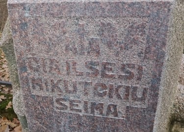 Klaida ilsesi ir 1953 m ant antkapio postamento