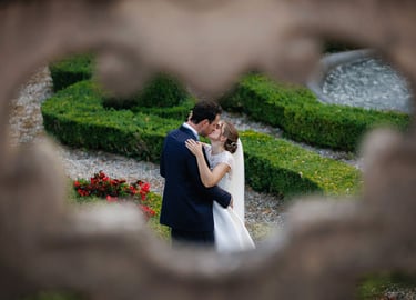 Shooting di coppia dopo la cerimonia di nozze nel giardino della location