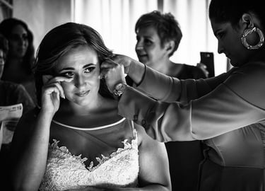 La sposa si emoziona a pochi minuti dalla cerimonia mentre un'amica le sistema gli orecchini