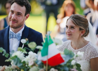 Gli occhi degli sposi sono carichi di emozione mentre ascoltano i discorsi dei loro cari durante il rito civile di matrimonio