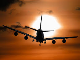avião voando e por do sol