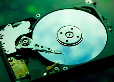 Laboratorio equipado para recuperación de datos HDD, USB y SSD.