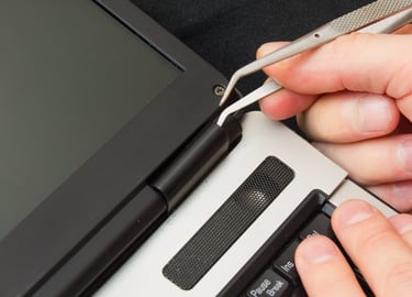 Restaruración, reparación de bisagras para laptops.