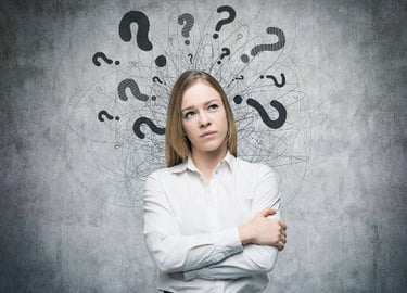 Femme interrogation accompagnement holistique et  psychothérapie intégrative 