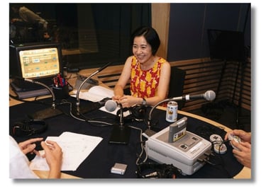 Um dublador grava dados do SoundLink no Studio St.GIGA enquanto a equipe usa o Satellaview.