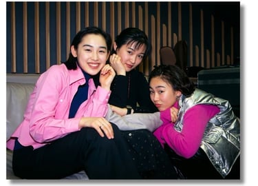 Mika Hoshino (esquerda), Megumi Sato (centro) e Touhorika (direita) o trio do programa "Sonho" e "Av