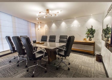 uma sala de conferências com mesa e cadeiras de conferência