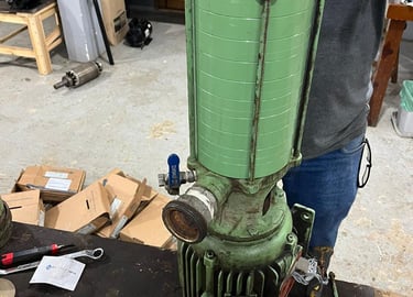 Bomba centrífuga na bancada para manutenção, cor vende na posição em pé