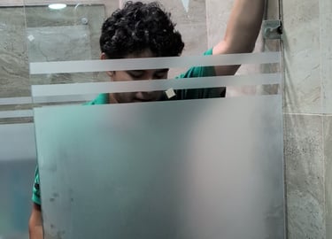Instalación de cancel de baño en Guadalajara."