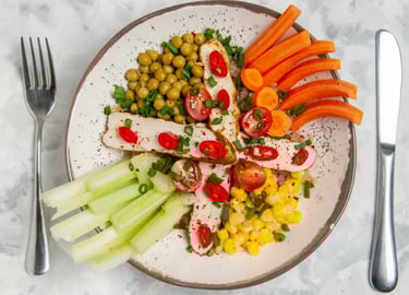 prato colorido com alimentos saudáveis, como salada, legumes e proteínas magras para emagrecer