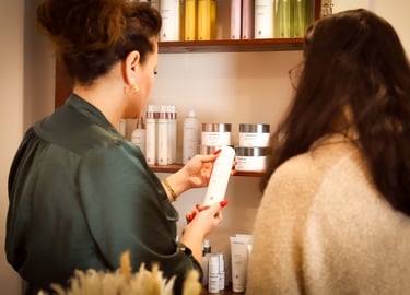 Beratung zu passenden Pflegeprodukten für Haarverlängerungen. Echthaarverlängerungen, Haartressen.
