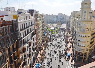 Esperando la mascletá en la plaza del ayuntamiento de Valencia